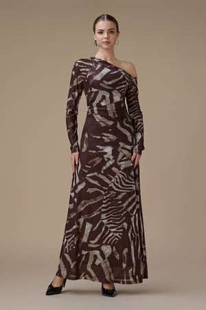 فستان بني طويل بتصميم كتف واحد