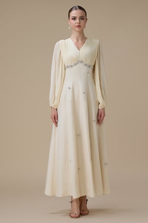 فستان طويل سكري بتفاصيل كريستال