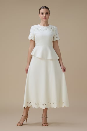 طقم تنورة ميدي سكري بتفاصيل زهور ثلاثية الأبعاد