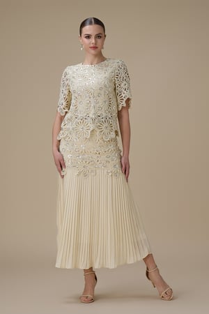 طقم دانتيل سكري مع تنورة بليسيه أنيقة