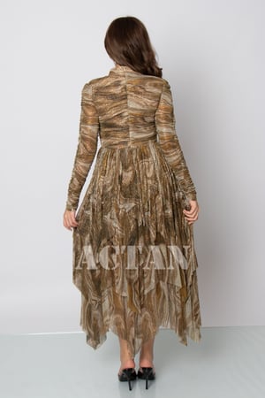 فستان شيفون غير متماثل الطول بكشكش لون كاكي