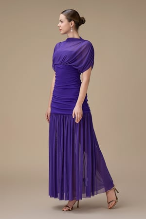 فستان بنفسجي طويل بتصميم درابيه