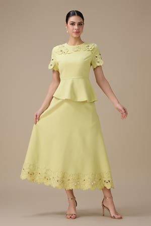 طقم تنورة ميدي أخضر فاتح بتفاصيل زهور ثلاثية الأبعاد