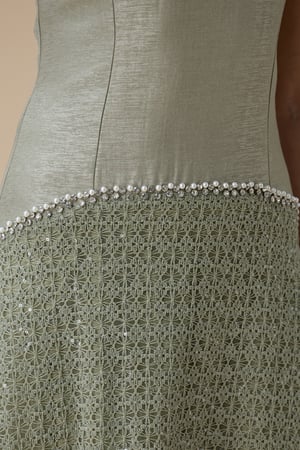 فستان طويل اخضر فاتح مع تطريز لؤلؤ
