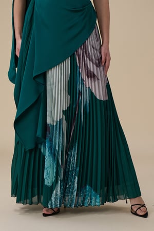 فستان طويل أخضر زمردي بتصميم لف وتنورة بليسيه