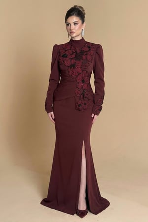 فستان طويل برغندي بتطريز ورود