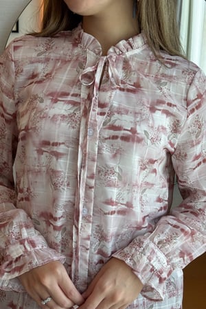 بلوزة شيفون بياقة عالية برباط لون وردي