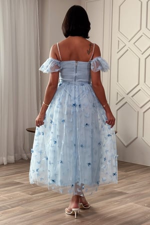 فستان ميدي تول بطبعة فراشات لون بيبي بلو