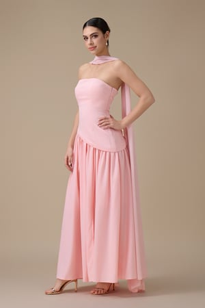 فستان طويل وردي مع شال أنيق