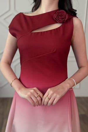 فستان ميدي بألوان متدرجة لون عنابي