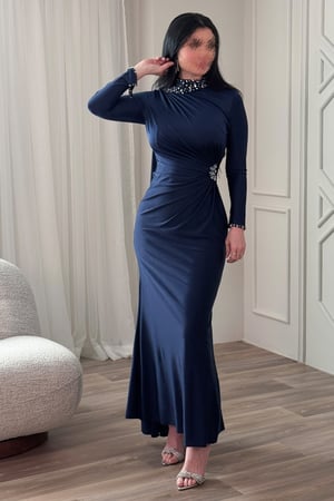 فستان كحلي سهرة ماكسي بوشاح مزين بالكريستال