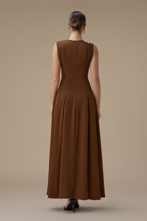 فستان طويل بني بتطريز زهرة أنيق