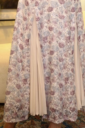 فستان ماكسي دانتيل بحزام مزين بكرستال وريش لون بيج