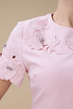 طقم تنورة ميدي وردي بتفاصيل زهور ثلاثية الأبعاد