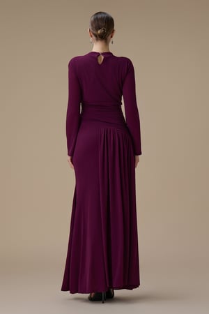 فستان طويل بنفسجي بكسرات جانبية