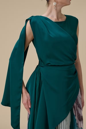 فستان طويل أخضر زمردي بتصميم لف وتنورة بليسيه