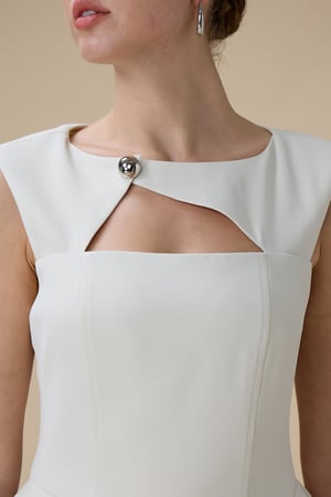 فستان ميدي سكري بقصّة غير متماثلة