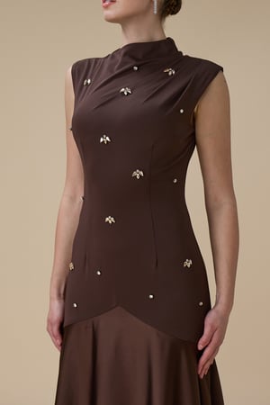 فستان بني طويل ساتان بكريستالات