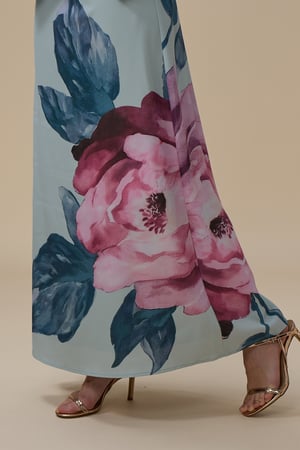 فستان طويل ازرق فاتح بنقشة زهرية بتصميم كتف واحد