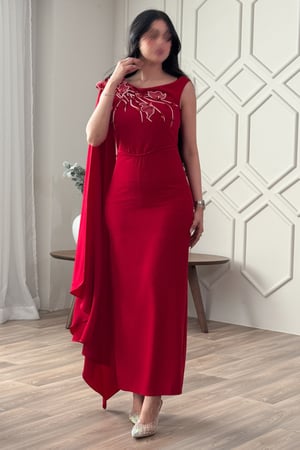 فستان بوشاح بتطريز أبلكية ورد لون أحمر