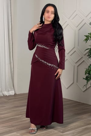 فستان ماكسي بثنيات علي الخصر لون عنابي