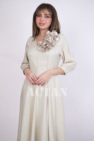 فستان طويل مزين باللؤلؤ والكريستال لون بيج