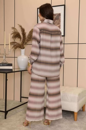 طقم بنطلون وبلوزة واسعة بليسيه لون كاكي