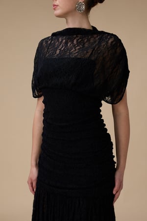 فستان أسود ماكسي دانتيل بأكمام قصيرة