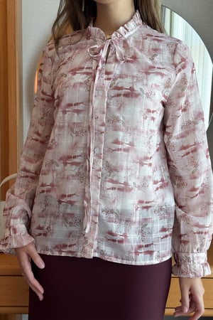 بلوزة شيفون بياقة عالية برباط لون وردي