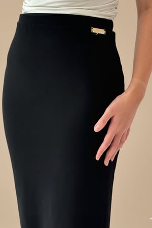 تنورة طويلة بقصة مستقيمة ضيقة لون اسود