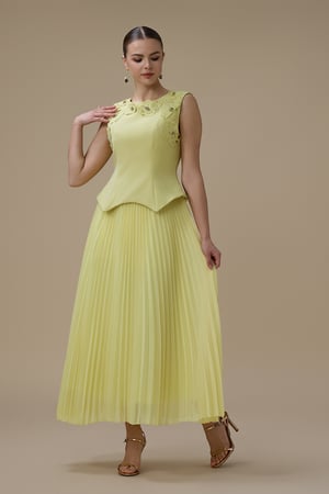فستان ماكسي اصفر بتصميم بليسيه