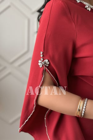 فستان احمر درابية مزين بكريستال