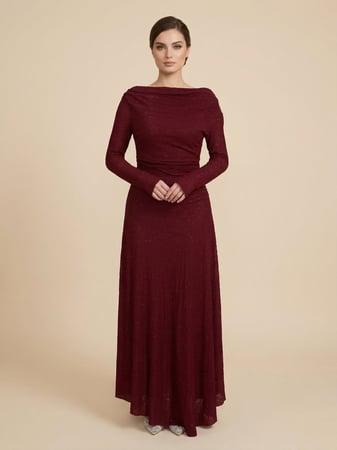 فستان برغندي طويل لامع بكتف مكشوف