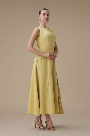 فستان اصفر طويل بكسرات من الجانب