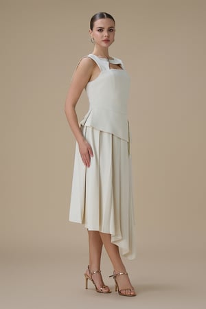 فستان ميدي سكري بقصّة غير متماثلة