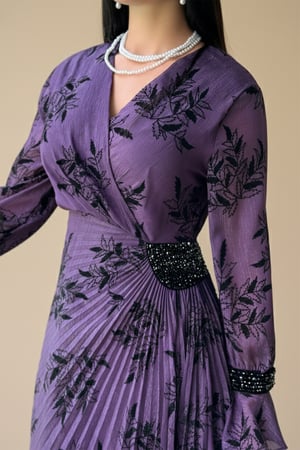 فستان ماكسي بطبعة ورق شجر وكسرات من الجانب