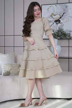 فستان قصير كلوش بطبقات لون بيج