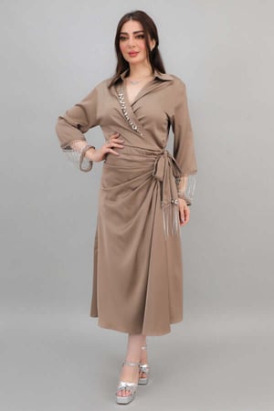 فستان برباط من الخصر مطرز بكريستال لون بيج