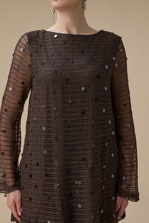 فستان طويل بني بطبقتين مع حزام أنيق