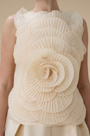 طقم بيج بتصميم وردي ثلاثي الأبعاد وتنورة واسعة