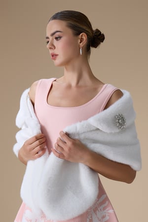 شال فرو لون ابيض