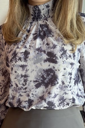 بلوزة بياقة عالية مزمومة لون موف