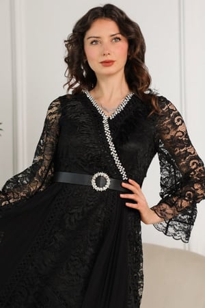 فستان دانتيل كلوش مزين بكريستال وريش لون اسود