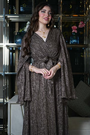 فستان طويل بلمعة برباط عالخصر لون ذهبي