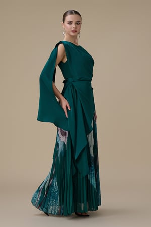 فستان طويل أخضر زمردي بتصميم لف وتنورة بليسيه