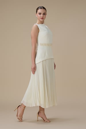 فستان ماكسي بيج بتنورة بليسيه وتفاصيل خرزية