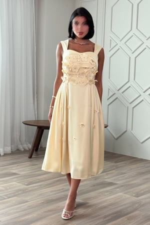 فستان ميدي بأبلكية ورد لون أصفر فاتح