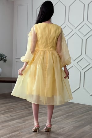 فستان قصير شيفون مزين بأبلكية ورد لون اصفر فاتح