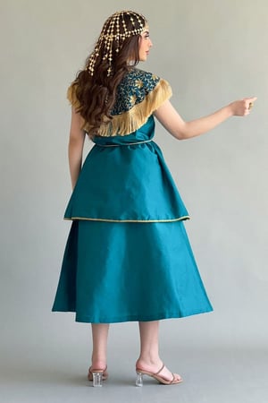 جلابيه كويتي بتفصيل مقسم مزينه بهدب تيفاني