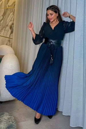 فستان بليسيه مموج اللون بحزام لون اسود مع نيلي